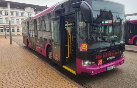 Held Reisen - Reisebus Pink