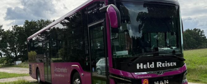 Held Reisen Bus in Pink ist zu sehen